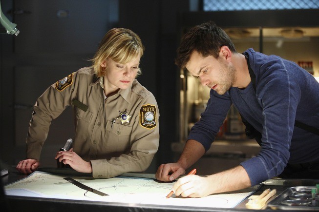 Martha Plimpton e Joshua Jackson nell'episodio Northwest Passage di Fringe