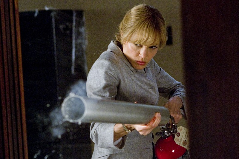 Angelina Jolie con estintore in mano in una scena del film Salt