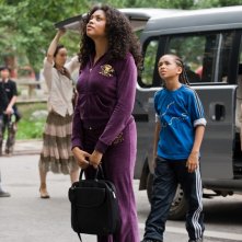 Dre (Jaden Smith) e la madre (Taraji P. Henson) nel remake di Karate Kid, 2010