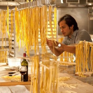 Gael Garcia Bernal circondato da pasta nel film Letters to Juliet