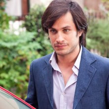 Gael Garcia Bernal interpreta Victor nel film Letters to Juliet