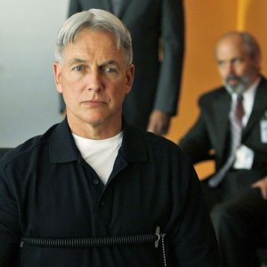 Gibbs (Mark Harmon) alla macchina della verità con T.C. Fornell (Joe Spano) nell'episodio Moonlighting di NCIS