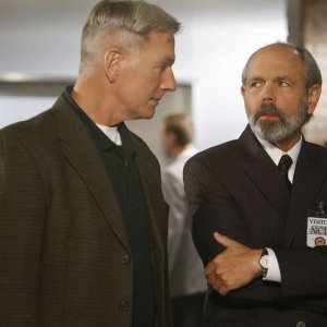 Gibbs (Mark Harmon) e l'Agente dell'FBI: T.C. Fornell (Joe Spano) nell'episodio Moonlighting di NCIS