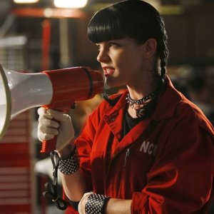 La simpatica Abby (Pauley Perrette) in una sequenza dell'episodio Moonlighting di NCIS