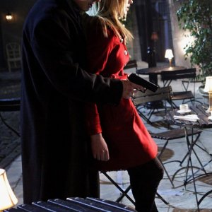 Shaw (Brandon Routh) trattiene Sarah (Yvonne Strahovski) nell'episodio Chuck Versus the Other Guy