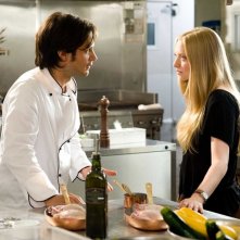 Sophie (Amanda Seyfried ) in cucina con Victor (Gael Garcia Bernal) nel film Letters to Juliet