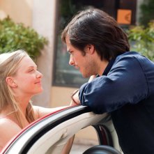 Sophie (Amanda Seyfried ) parla con Victor (Gael Garcia Bernal) nel film Letters to Juliet