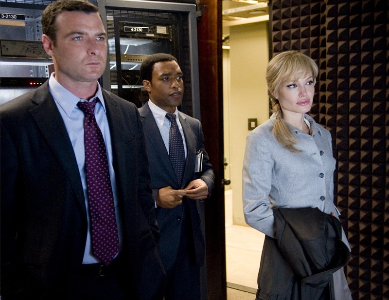 Winter (Liev Schreiber), Peabody (Chiwetel Ejiofor) e Evelyn Salt (Angelina Jolie) nel film Salt, 2010