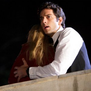 Zachary Levi abbraccia Yvonne Strahovski in un momento dell'episodio Chuck Versus the Other Guy