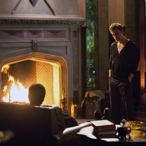 Ian Somerhalder (di spalle) e Paul Wesley davanti al caminetto nell'episodio Blood Brothers di Vampire Diaries