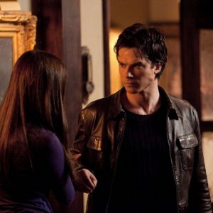 Ian Somerhalder discute con Nina Dobrev (di spalle) nell'episodio Blood Brothers di The Vampire Diaries