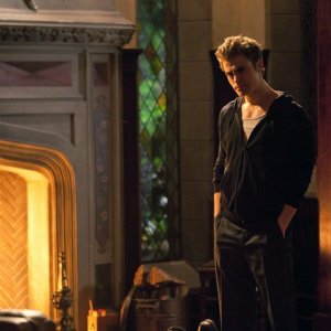 Paul Wesley guarda il fratello (Ian Somerhalder) nell'episodio Blood Brothers di Vampire Diaries