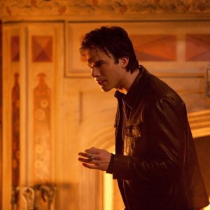 Un alterato Damon (Ian Somerhalder) in una sequenza dell'episodio Blood Brothers di The Vampire Diaries