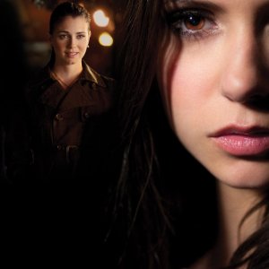 Un'immagine promo con Nina Dobrev e Mia Kirshner per l'episodio Isobel di Vampire Diaries