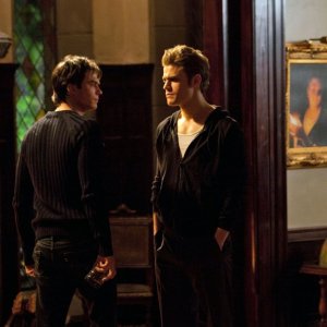 Uno scontro fra Damon (Ian Somerhalder) e Stefan (Paul Wesley) nell'episodio Blood Brothers di Vampire Diaries