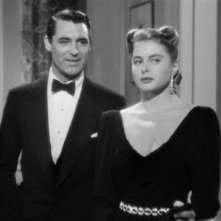 Cary Grant e Ingrid Bergman sono i protagonisti del film Notorious - L'amante perduta