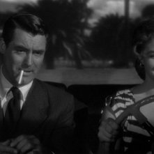 Cary Grant in auto con Ingrid Bergman in una scena del film Notorious - L'amante perduta