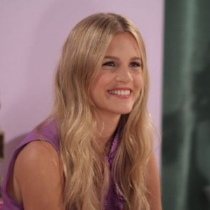 Liz Solari in una scena della serie Champs 12