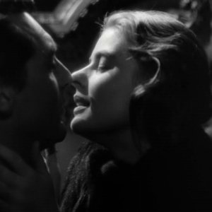 Un bacio appassionato tra Cary Grant con Ingrid Bergman in una scena di Notorious - L'amante perduta