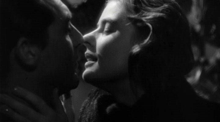 Un bacio appassionato tra Cary Grant con Ingrid Bergman in una scena di
