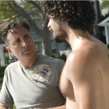 Andy Garcia e Steven Strait in una scena della commedia City Island