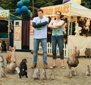 Brooke Shields e Brendan Fraser gareggiano con la natura nel film Puzzole alla riscossa