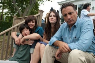 Julianna Margulies, Ezra Miller, Dominik Garcia-Lorido ed Andy Garcia nella commedia City Island