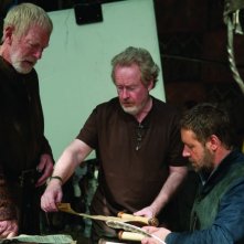 Russell Crowe e Max von Sydow  con il regista Ridley Scott sul set del film Robin Hood