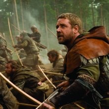 Russell Crowe in una scena d'azione del film Robin Hood