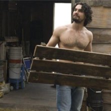 Steven Strait in una scena della commedia City Island