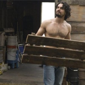 Steven Strait in una scena della commedia City Island