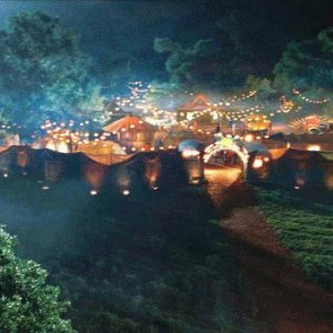 Un'immagine del paesaggio circense del film Aiuto Vampiro