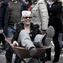 Un'immagine di speranza di un'aquilana dal film Draquila - L'Italia che trema di Sabina Guzzanti