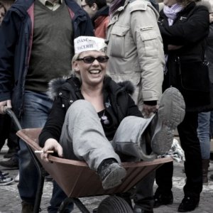 Un'immagine di speranza di un'aquilana dal film Draquila - L'Italia che trema di Sabina Guzzanti