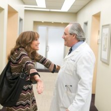 Jennifer Lopez e Robert Klein in una scena della commedia Piacere, sono un po' incinta