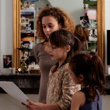 Le piccole Alice Gautier e Manelle Driss con Alice de Lencquesaing in una scena del film Le père de mes enfants (2009)