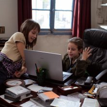 Le piccole Alice Gautier e Manelle Driss in una scena del film Le père de mes enfants (2009)