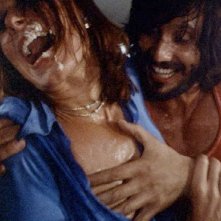 Lea Lander con George Eastman in una drammatica scena del thriller Semaforo Rosso (Cani arrabbiati)