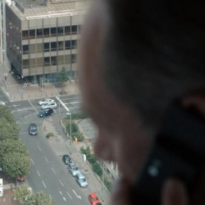 Un'immagine tratta dal film Unter dir die Stadt di Christoph Hochhäusler