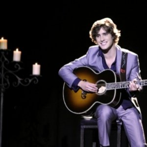 90210: Diego González in un momento dell'episodio Javianna