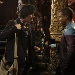 90210: Tristan Wilds e Michael Steger in un momento dell'episodio Javianna