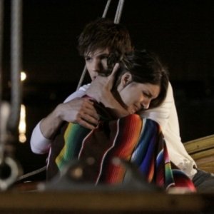 90210: un abbraccio tra Shenae Grimes e Matt Lanter nell'episodio Confessions