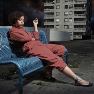 Antonia Thomas è Alicia in una foto promozionale della serie Misfits