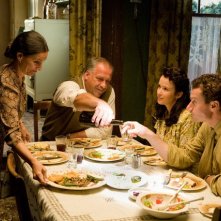 Claire Van Der Boom, Tony Nikolakopoulous, Zoe Carides e James Badge Dale nella miniserie The Pacific