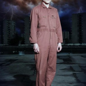 Iwan Rheon è Simon in una foto promozionale di Misfits