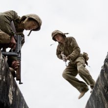 Rami Malek e Joeseph Mazzello in una scena della miniserie The Pacific