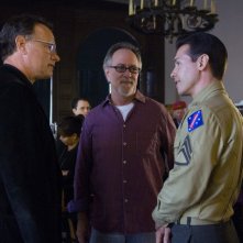 Tom Hanks, Gary Goetzman e Jon Seda sul set della miniserie The Pacific