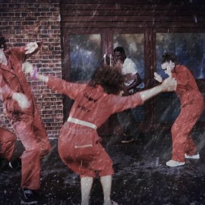 Una scena della serie Misfits