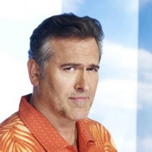 Bruce Campbell è Sam Axe in un'immagine promozionale della stagione 4 di Burn Notice