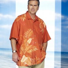 Bruce Campbell è Sam Axe in una foto promozionale della stagione 4 di Burn Notice